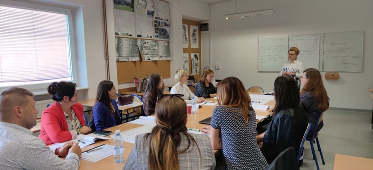 Grupa pracowników podczas szkolenia nt. Technik radzenia sobie ze stresem.